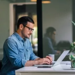 En télétravail, équipez votre bureau d’une porte acoustique