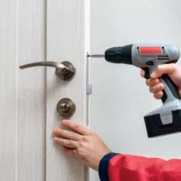 Outils et accessoires nécessaires pour poser son bloc-porte