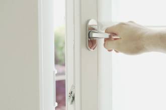 Porte adaptée aux besoins du salon, proposée par Carlier-shop