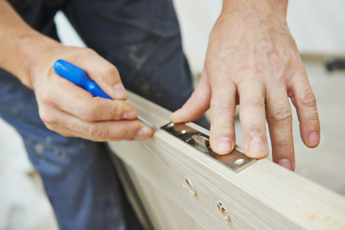 Professionnel terminant la création d'une porte sur-mesure