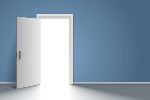 Le chambranle de porte, ici en blanc, peut également être