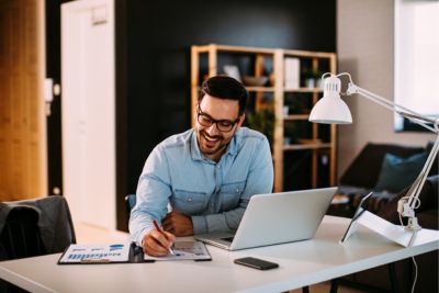 Personne travaillant sereinement dans son bureau isoler phonétiquement.